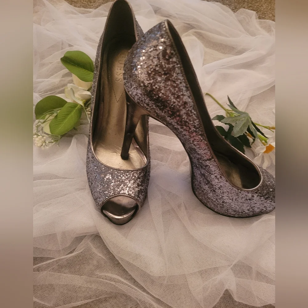 4/$25  GUESS Silver Glitter Heels Used - Picture 11 of 14